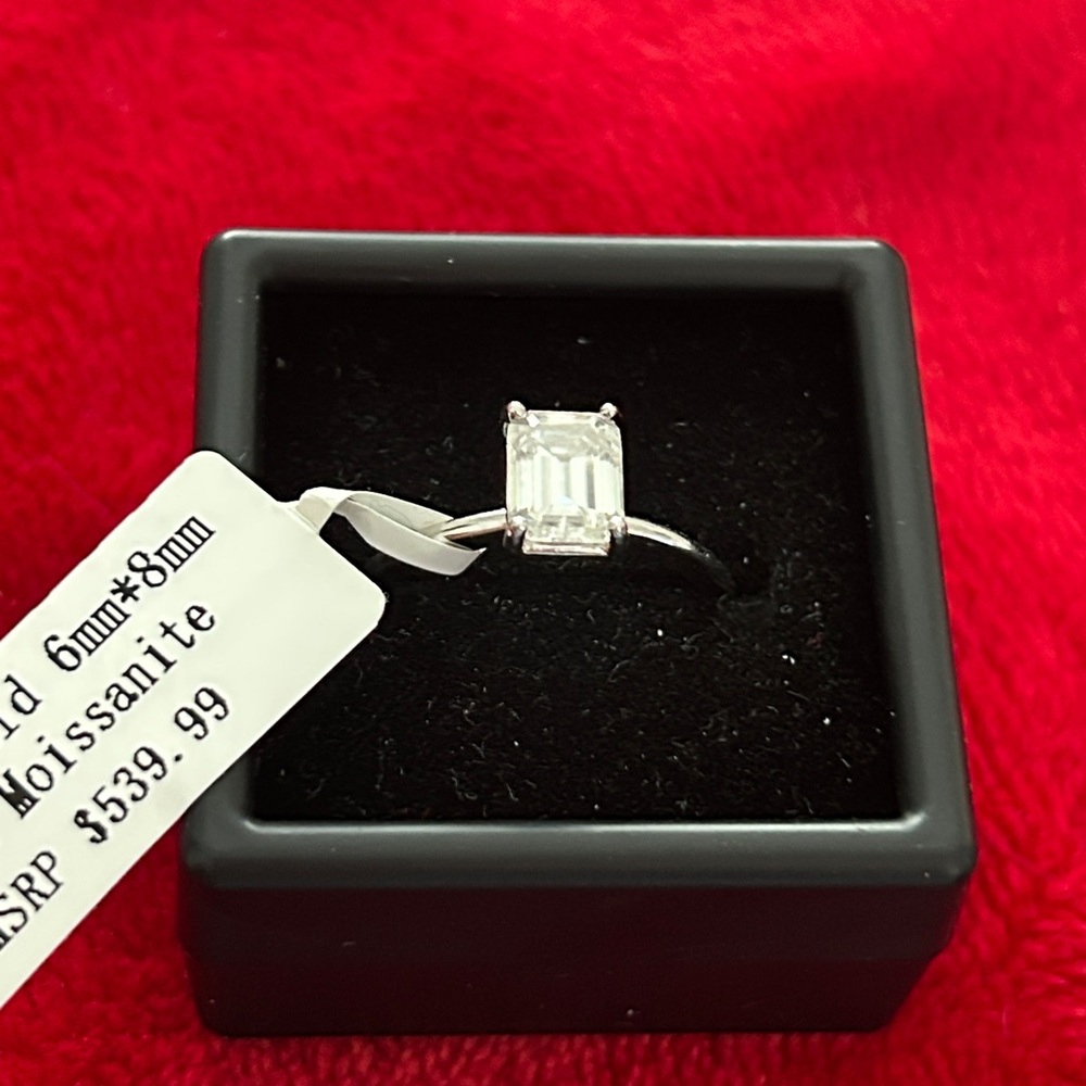 Moissanite Diamond Emerald cut engagement ring size 8 Retail $540‎